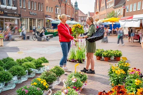 Frische Blumen können 2 mal wöchentlich auf dem Meppener Wochenmarkt erworben werden. © Schöning Fotodesign
