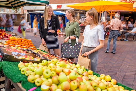 Obst und Gemüse auf dem Meppener Wochenmarkt. © Schöning Fotodesign