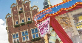 Rathauskirmes vor dem historischen Rathaus